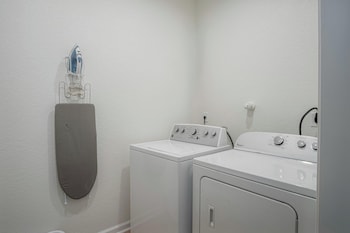 vibrant 4br 3ba oasis near happy downtown