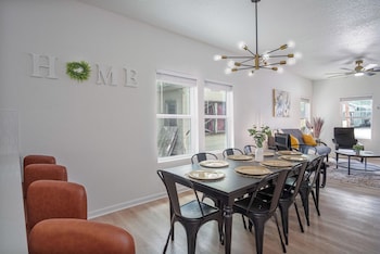 vibrant 4br 3ba oasis near happy downtown