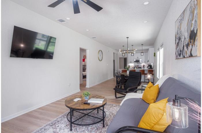 vibrant 4br 3ba oasis near happy downtown