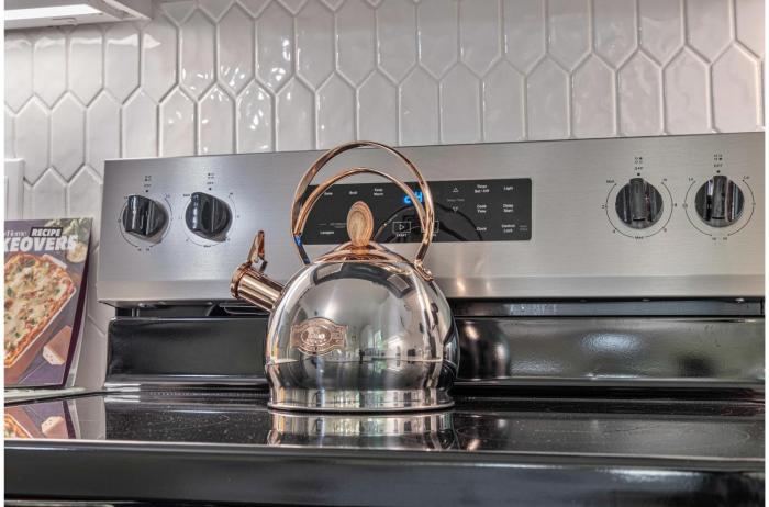 vibrant 4br 3ba oasis near happy downtown