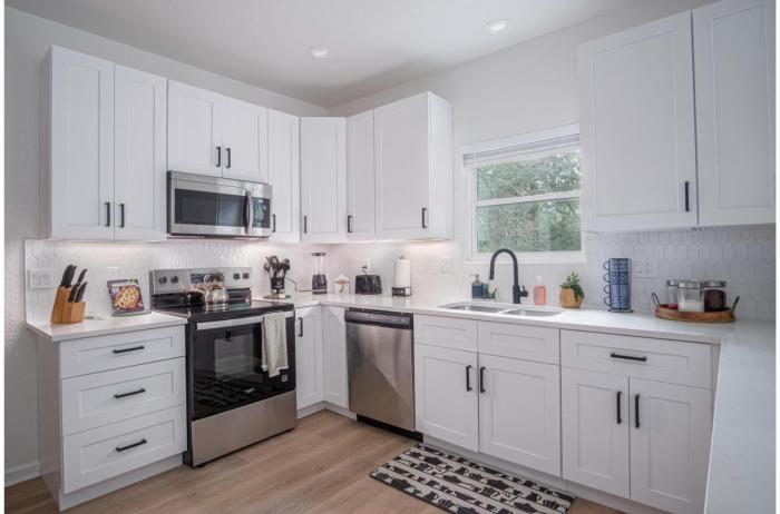 vibrant 4br 3ba oasis near happy downtown