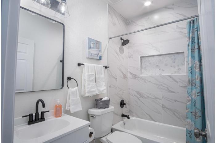 vibrant 4br 3ba oasis near happy downtown