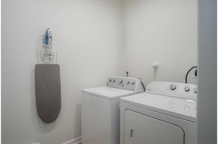 vibrant 4br 3ba oasis near happy downtown