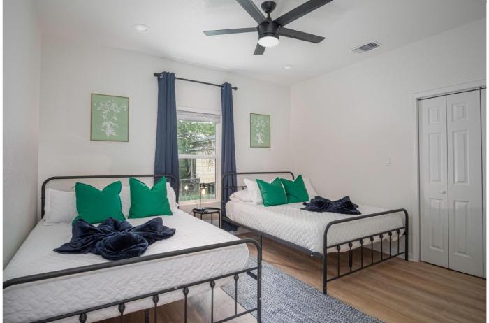 vibrant 4br 3ba oasis near happy downtown