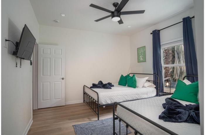 vibrant 4br 3ba oasis near happy downtown
