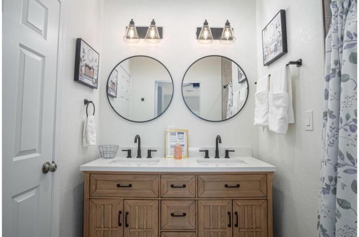 vibrant 4br 3ba oasis near happy downtown