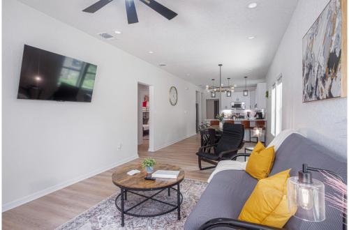 vibrant 4br 3ba oasis near happy downtown