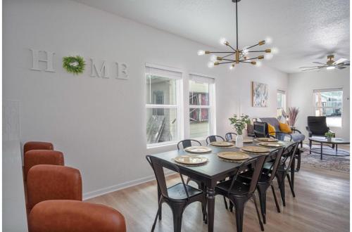 vibrant 4br 3ba oasis near happy downtown