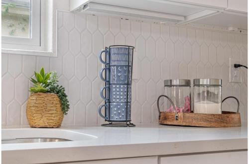 vibrant 4br 3ba oasis near happy downtown