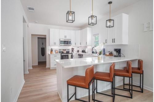 vibrant 4br 3ba oasis near happy downtown