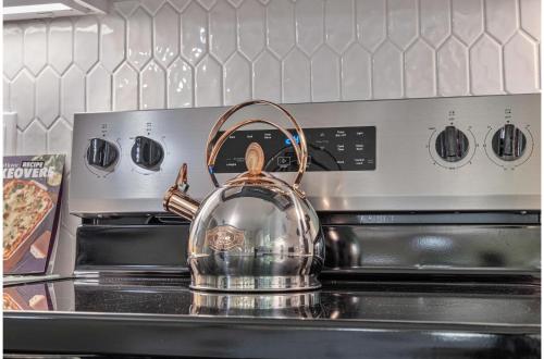 vibrant 4br 3ba oasis near happy downtown