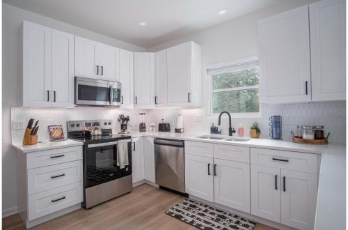 vibrant 4br 3ba oasis near happy downtown