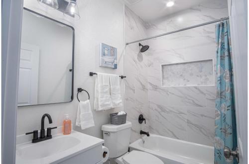 vibrant 4br 3ba oasis near happy downtown