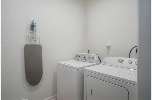 vibrant 4br 3ba oasis near happy downtown