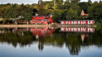 the waters edge inn