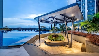 R&F Princess Cove By Fuju & 5Mins To Clq,,4 star
