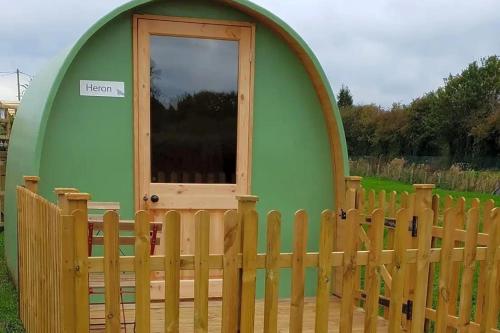 Green Dragon And Kitchen Pod - Sleeps 2 & Parking,,2 star
