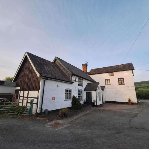 Green Dragon And Kitchen Pod - Sleeps 2 & Parking,,2 star