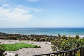 stunning 2br ocean mountain sunset view