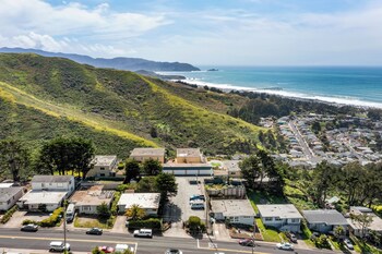 stunning 2br ocean mountain sunset view