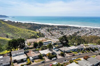stunning 2br ocean mountain sunset view