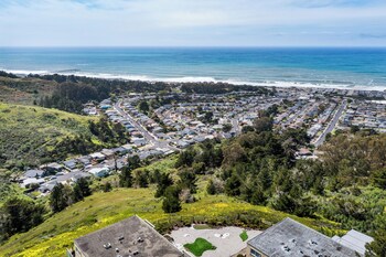 stunning 2br ocean mountain sunset view
