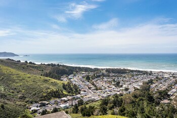 stunning 2br ocean mountain sunset view
