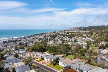 stunning 2br ocean mountain sunset view