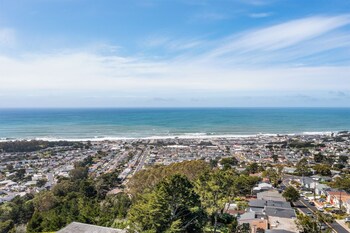 stunning 2br ocean mountain sunset view