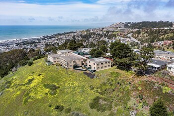 stunning 2br ocean mountain sunset view