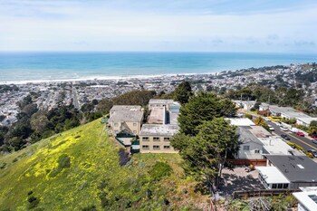 stunning 2br ocean mountain sunset view