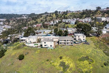 stunning 2br ocean mountain sunset view