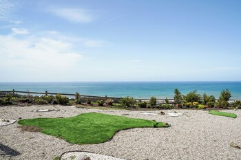 stunning 2br ocean mountain sunset view