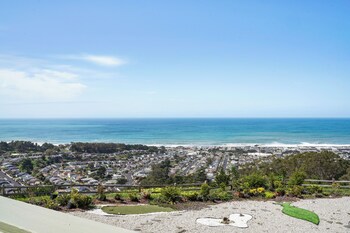stunning 2br ocean mountain sunset view