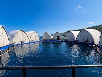 floating home in reef resort 3