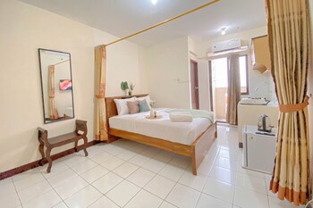 comfy studio at gateway ahmad yani cicadas apartment