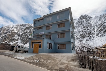 treebo melag jispa with mountain view