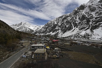 treebo melag jispa with mountain view