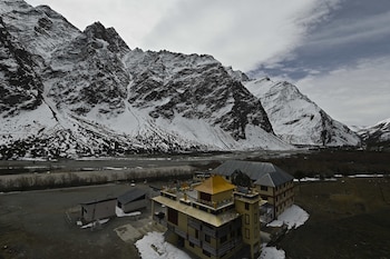 treebo melag jispa with mountain view