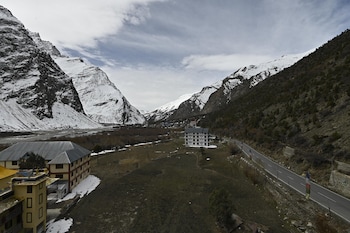 treebo melag jispa with mountain view