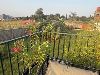 moyoni africa lodge and tours
