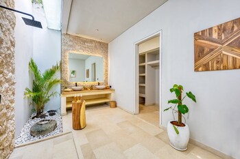 villa reina by soobali