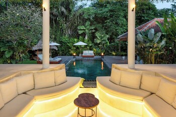 villa reina by soobali