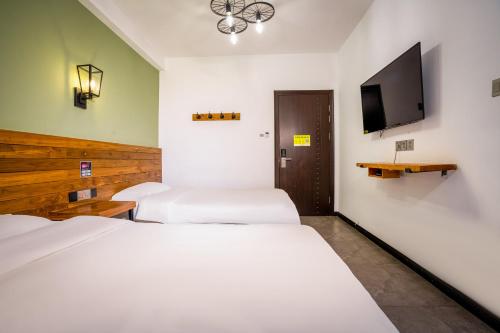 tianmen mountain loft art inn
