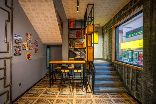 tianmen mountain loft art inn