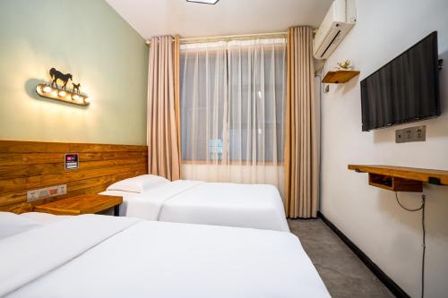 tianmen mountain loft art inn