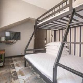tianmen mountain loft art inn