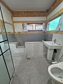Jukrokjungsa Hanokstay,,4 star