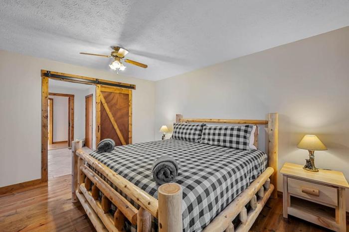 dog friendly views hot tub close to pf gsmnp