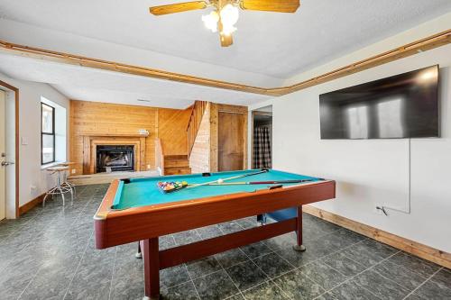dog friendly views hot tub close to pf gsmnp